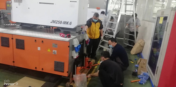 震雄注塑機兩個客戶挨在一起，售后去調試機器方便多了，選擇了珍惜共注塑機就不會讓你失望