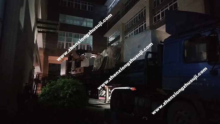 震雄注塑機夜間發貨中...