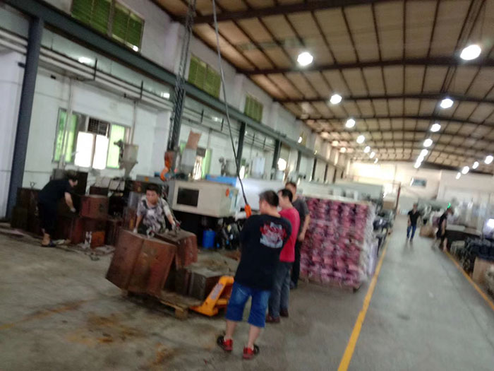 惠州博羅老客戶再加機，再次加裝震雄注塑機