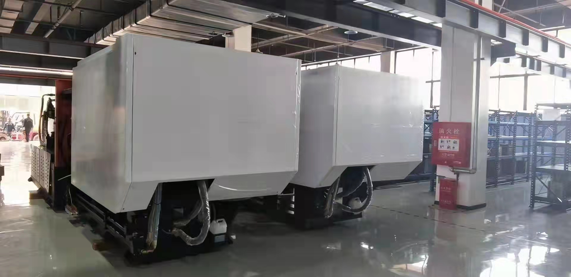 第一批震雄150TX 2臺全店機，400MKE6eX 2臺到達客戶四川宜賓分公司無人機生產車間，后續還有14臺需要發貨。