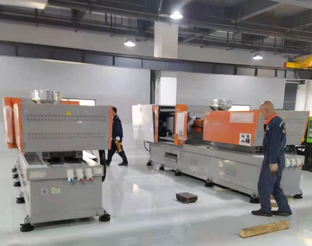 第一批150TX 2臺全電機震雄注塑機，400MK6eX 2臺到達客戶的四川宜賓分公司無人機生產車間